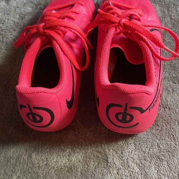 Nike TIEMPO Hot pink size 2.5 Y - Picture 2 of 6